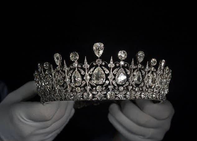Jeweled crown for a bridal look